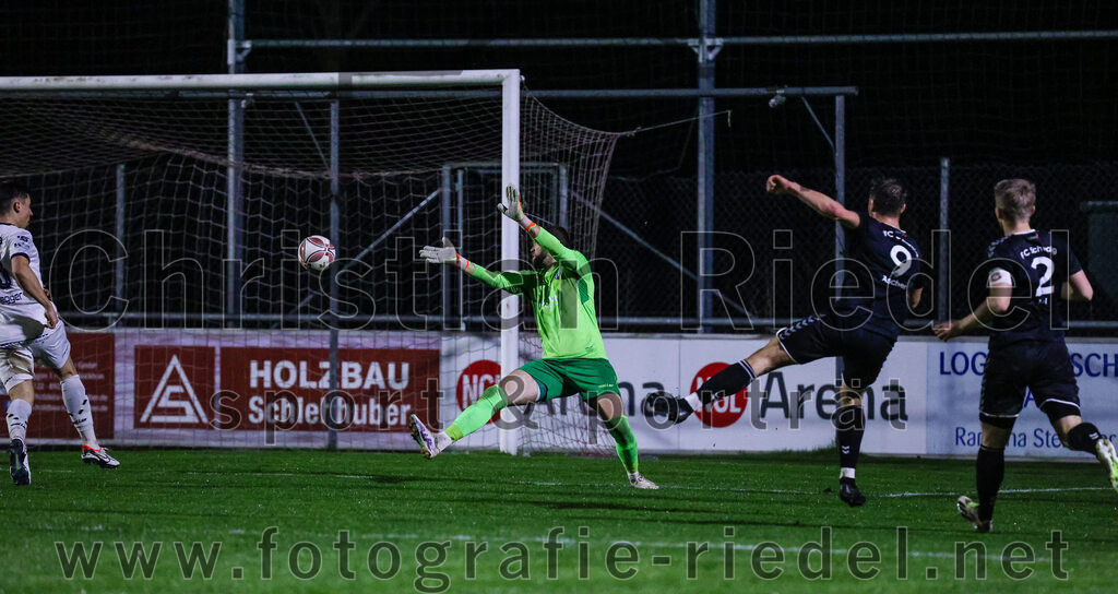 2024-03-15_094_FC_Schwaig_gegen_1_FC_Garmisch-Partenkirchen | Oberding, Deutschland, 15.03.2024:
Fußball, Landesliga Südost 2023 / 2024, 25. Spieltag, FC Schwaig gegen 1. FC Garmisch-Partenkirchen, Endergebnis: 4:0

Torwart David Salcher (1. FC Garmisch-Partenkirchen, #1), Raffael Ascher (FC Schwaig, #9), Tobias Jell (FC Schwaig, #2)

Foto: Christian Riedel / fotografie-riedel.net