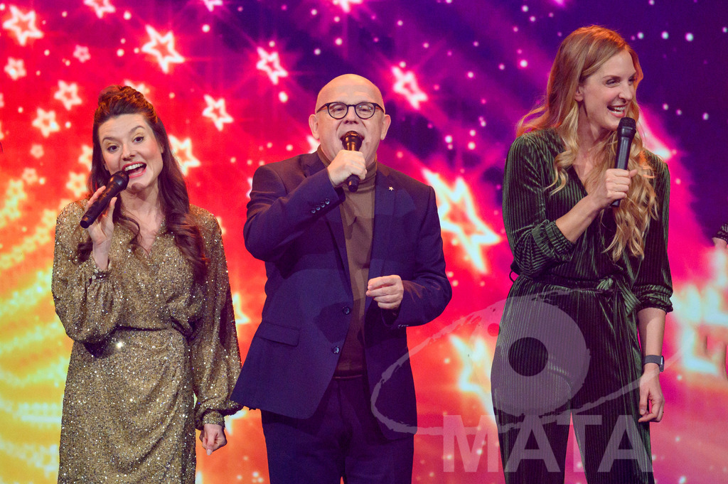 _DWA1484 | Christina Metallinos (BR24live), Jürgen Kirner (Brettl-Spitzen), Caro Matzko (Bayern 2, Ringlstetter) bei '30 Jahre Sternstunden-Gala 2023' in der Frankenhalle. Nürnberg, 15.12.2023 - Realisiert mit Pictrs.com