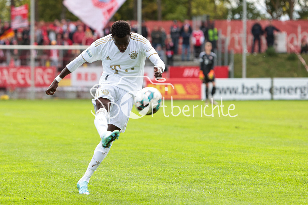 TSV Aubstadt - FC Bayern Amateure | Mamin SANYANG (FCB #26) schiesst aufs Tor