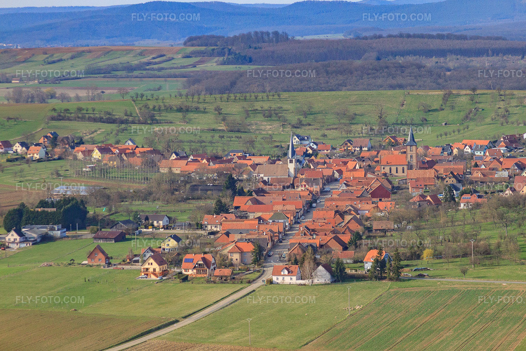 Aerial view: View of the town from the south in Kirrwiller in the state Bas-Rhin, France. – Photo: IMG_38600.jpg taken on 03/20/2011 by Werner Riehm/FLY-FOTO.com – Resolution of the original: 4541 x 3028 px