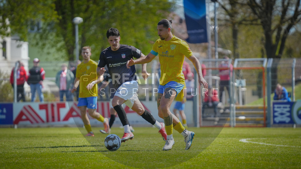 FFußball, Herren, Saison 2025/2026, Regionalliga Nordost, 31. Spieltag, FSV 63 Luckenwalde vs. FSV Zwickau, Sonntag 26.04.2026, Werner-Seelenbinder-Stadion Luckenwalde | Fußball, Herren, Saison 2025/2026, Regionalliga Nordost, 31. Spieltag, FSV 63 Luckenwalde vs. FSV Zwickau, Sonntag 26.04.2026, Werner-Seelenbinder-Stadion Luckenwalde, Im Bild: Veron Dobruna (l. Zwickau) und Andreas Pollasch (r. Luckenwalde) - Realisiert mit Pictrs.com
