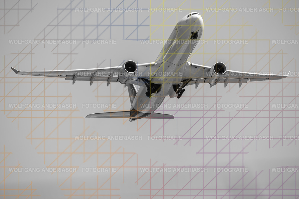 2025812-120713_FRA_18_R3C_0064 | Am Flughafen Frankfurt am Main treffen Dynamik und Präzision aufeinander: Startende und landende Flugzeuge verschiedenster Airlines, festgehalten in Farbe und Schwarz-Weiß. Von kraftvollen Silhouetten bis zur majestätischen Erscheinung der Königin der Lüfte – zeitlose Momente moderner Luftfahrt. - Realisiert mit Pictrs.com