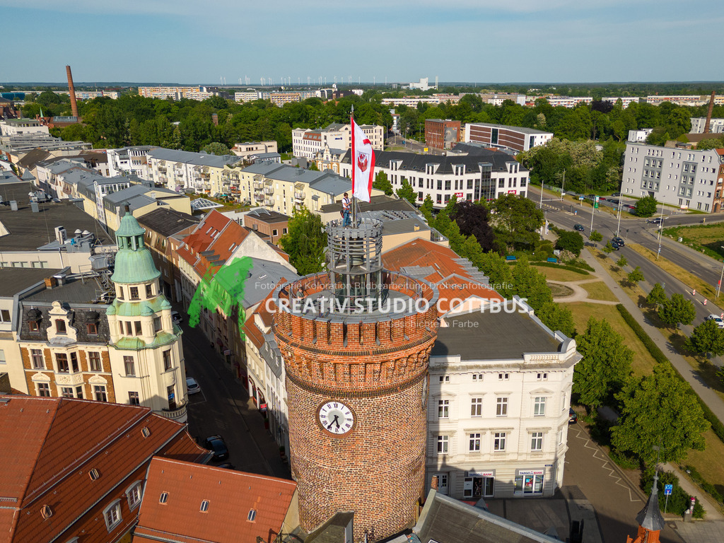 Fahnenwechsel 1 | Fahnenwechsel auf dem Spremberger Turm in Cottbus. Alle 6-10 Monate ist die Fahne mit dem Stadtwappen von Cottbus verschlissen und muss erneuert werden. - Realisiert mit Pictrs.com