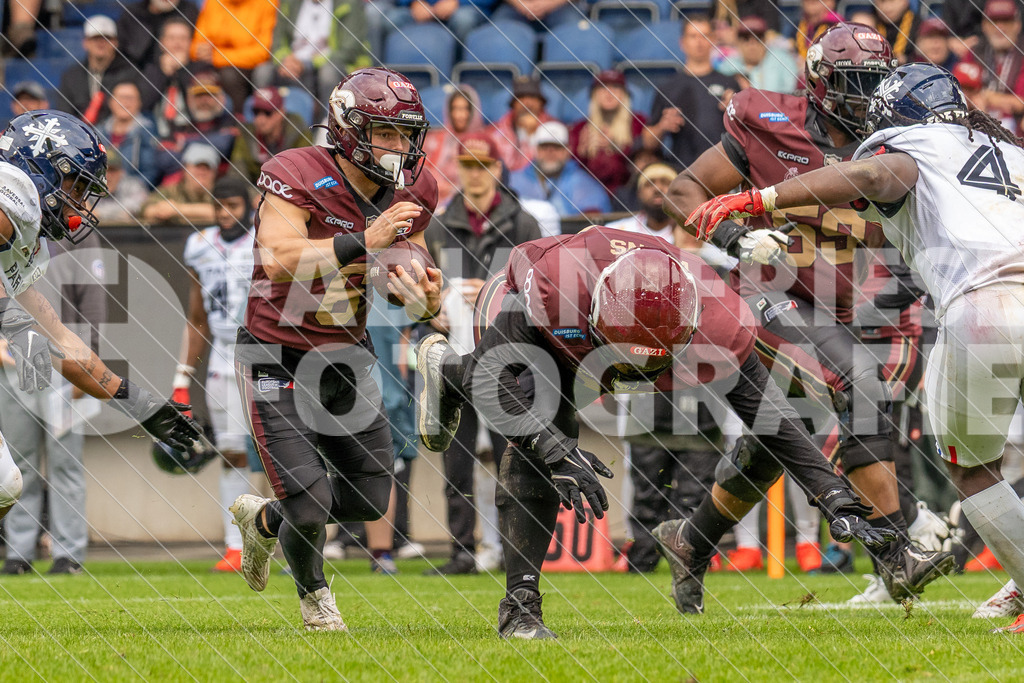 GER Rhein Fire vs. Paris Musketeers, Football, European League of Football, Spieltag 4, Saison 2025, 08.06.2025 | GER Rhein Fire vs. Paris Musketeers, Football, European League of Football, Spieltag 4, Saison 2025, 08.06.2025Foto: Fabian Friese - Realisiert mit Pictrs.com