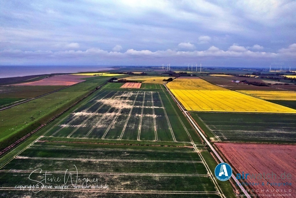 Luftbilder Galmsbuellkoog - Nordfriesland | Luftbilder Galmsbuellkoog - Insgesamt hatten die topografischen Gegebenheiten im Galmsbüllkoog einen entscheidenden Einfluss auf die Deichbauweise, indem sie spezielle Anforderungen an die Konstruktion, den Bauhöhen und die Materialwahl stellten.