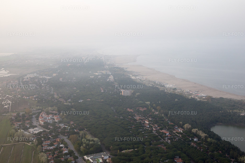 Vue aérienne: Comacchio, Lido di Spina à Lido di Spina dans le département Émilie-Romagne, Italie – .Photo: IMG_087385.jpg prise le 05/04/2016 par Werner Riehm/FLY-FOTO.eu – Résolution de l'original: 5472 x 3648 px