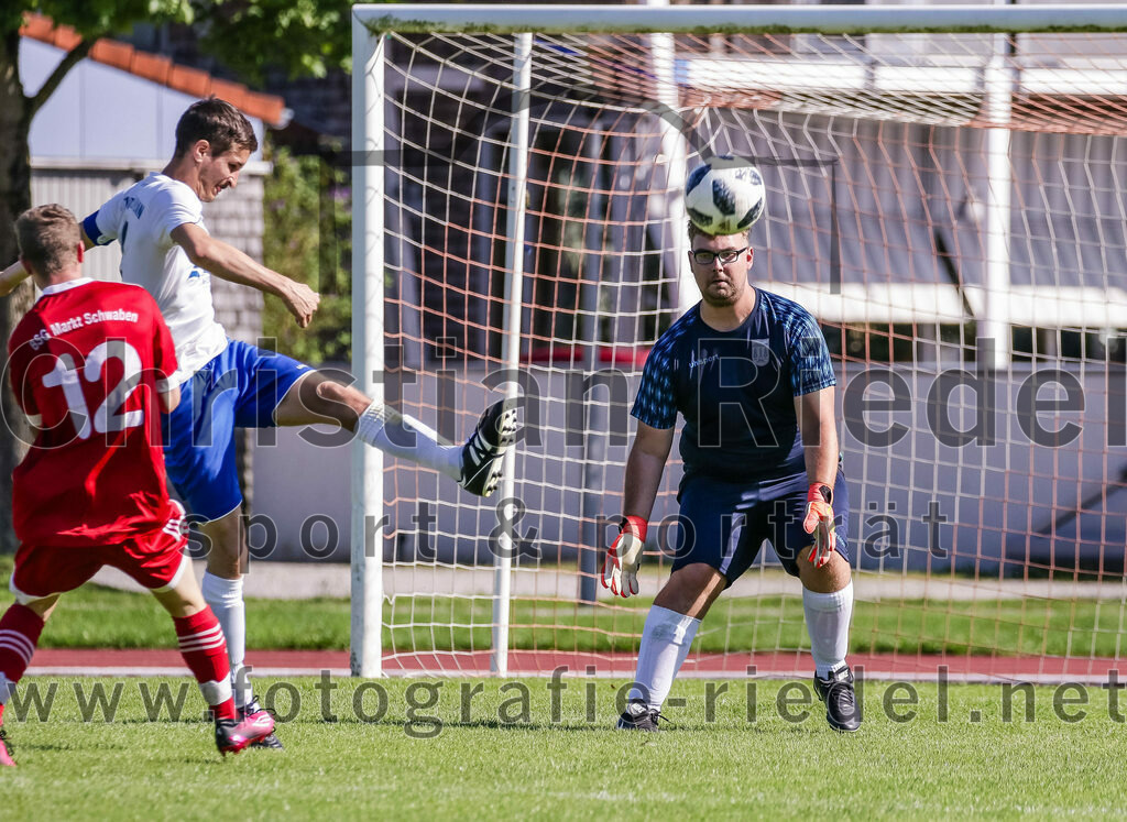 2023-08-19_048_SG_Markt_Schwaben_II_gegen_TSV_Ottobrunn_III | Markt Schwaben, Deutschland, 19.08.2023:
Fußball, C-Klasse 2023 / 2024, 1. Spieltag, (SG) Markt Schwaben II gegen TSV Ottobrunn III, Endergebnis: 0:4

Johannes Schwab (SG Markt Schwaben, #12), Sebastian Cleve (TSV Ottobrunn, #4), Torwart Santino Sperl (TSV Ottobrunn, #16)

Foto: Christian Riedel / fotografie-riedel.net