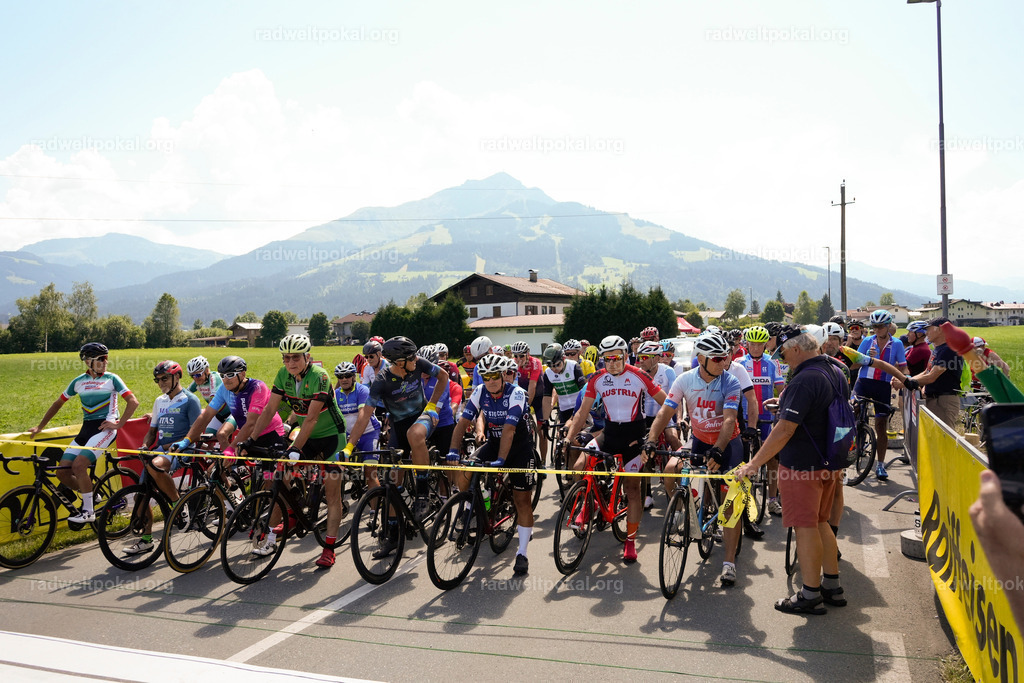 476_20230817_Bewerb_Maenner_Muehlanger | AUT - OESTERREICH, 2023-08-16: SPORT RENNRAD-FAHREN - 55. INTERNATIONALER RADWELTPOKAL IN ST. JOHANN IN TIROL  - Vintage-Radrennen mit WM-Bronze-Medaillen-Siegerin Christina Schweinberger, den Teilnehmer und Alexander Baumann (vom Orginastions-Team) - TAG 2 BEWERB MAENNER IN SECHS GRUPPEN  ; Foto: Roland Muehlanger