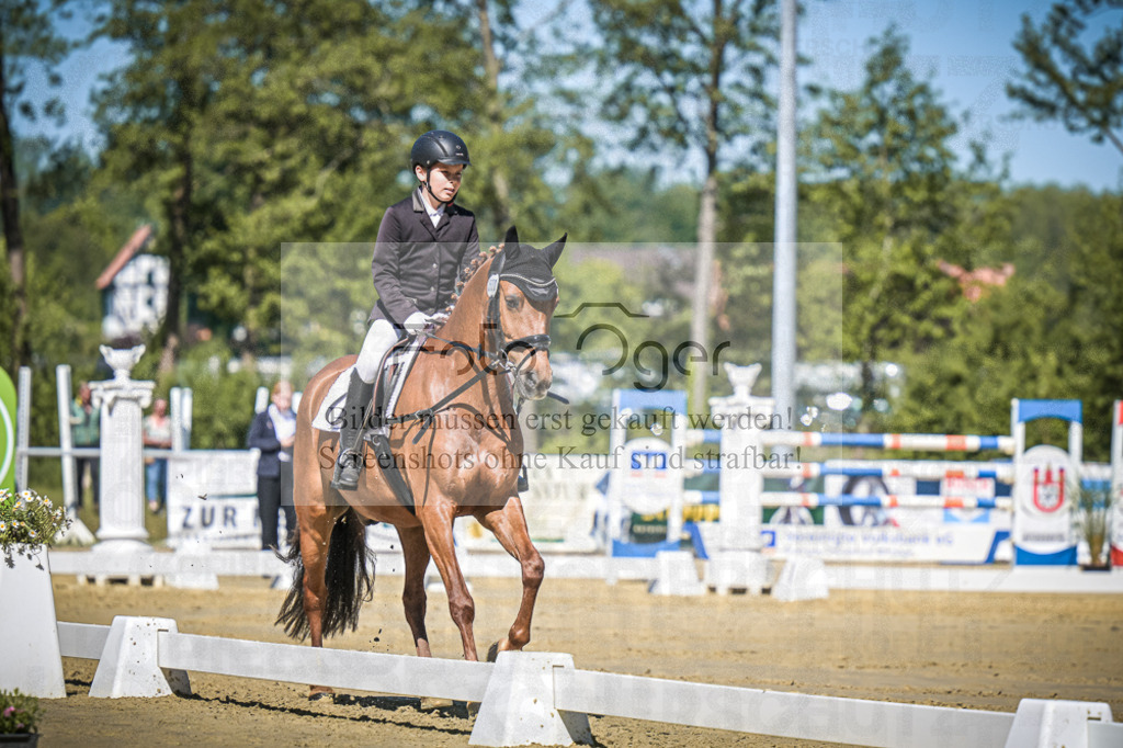 DOS_7863 | Entdecke hochwertige Reitturnierfotos von Foto Oger. Professionell, emotional und authentisch – jetzt Lieblingsmomente im Shop bestellen.Deutschlandweite Turnierfotografie. - Realisiert mit Pictrs.com