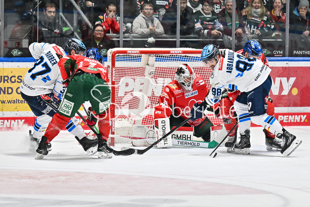 Augsburger Panther - ERC Ingolstadt | AUGSBURG, GERMANY - 12. DECEMBER: Viel Verkehr vor Peyton JONES (Augsburger Panther 41), Peter ABBANDONATO (ERC Ingolstadt 98) während dem Match zwischen den Augsburger Panthern und dem ERC Ingolstadt am 27. Spieltag der Penny DEL im Curt Frenzel Stadion