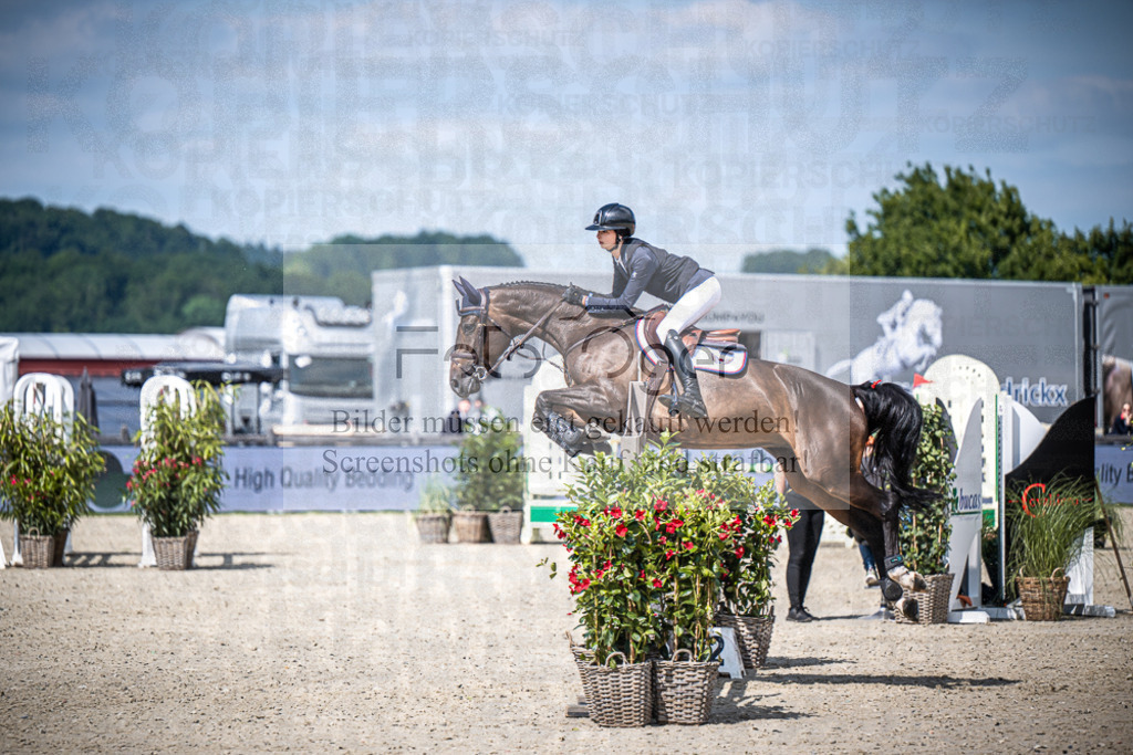 DOS_2416 | Entdecke hochwertige Reitturnierfotos von Foto Oger. Professionell, emotional und authentisch – jetzt Lieblingsmomente im Shop bestellen.Deutschlandweite Turnierfotografie. - Realisiert mit Pictrs.com