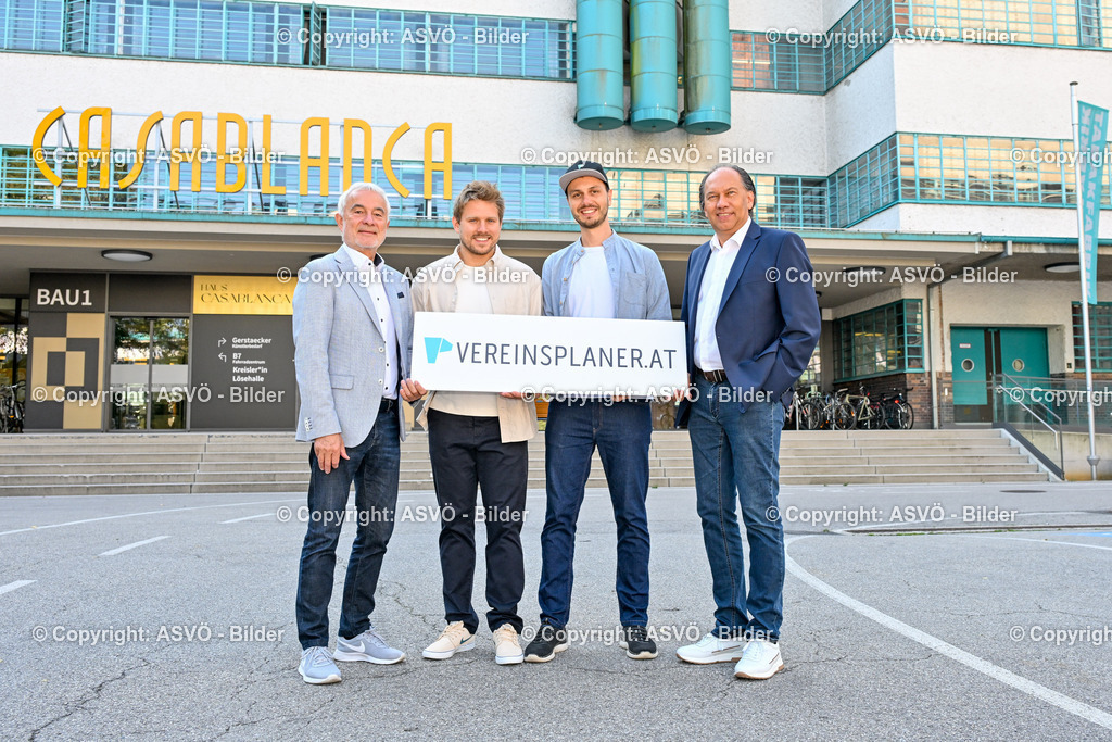 ASVÖ_ Vereinsplaner_ 12.08.2025-3 | 12.08.2025, AUT, ASVÖ, VereinsplanerPeter Reichl (ASVÖ Präsident), Lukas Krainz und Mathias Maier (Vereinsplaner), Willi Blecha (ASVÖ Generalsekretär)©fodo.media / Harald Dostal - Realisiert mit Pictrs.com