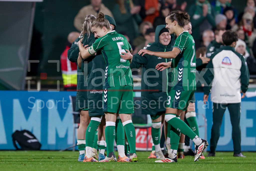 Fussball, Google Pixel Frauen-Bundesliga, SV Werder Bremen - RB Leipzig | Spielerinnen des SV Werder Bremen mit Jubel über den Sieg, Freude über das gewonnene Spiel, DIE DFB-RICHTLINIEN UNTERSAGEN JEGLICHE NUTZUNG VON FOTOS ALS SEQUENZBILDER UND/ODER VIDEOÄHNLICHE FOTOSTRECKEN. DFB REGULATIONS PROHIBIT ANY USE OF PHOTOGRAPHS AS IMAGE SEQUENCES AND/OR QUASI-VIDEO.