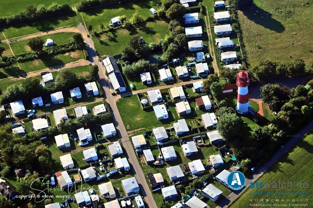 Luftbild Falshöfter Leuchtturm und Der Landarzt | Der Leuchtturm und der angrenzende Strandabschnitt Gammeldamm dienten mehrfach als Filmkulisse für die ZDF-Vorabendserien „Der Landarzt“ und „Da kommt Kalle“. In philatelistischer Würdigung wurde am 10. Juni 2010 eine Briefmarke im Wert von 55 Eurocent mit dem Motiv des Leuchtturms Falshöft herausgegeben. - Der Leuchtturm steht heute unter Denkmalschutz und ist ein beliebtes Ausflugsziel. Er diente 92 Jahre lang als Leit- und Orientierungsfeuer für die Schifffahrt in der Flensburger Förde. Die Lichtquelle wurde ursprünglich mit Petroleumglühlicht betrieben, später durch Flüssiggas ersetzt und ab 1963 elektrisch. Die Funktion wurde 1969 automatisiert und von der Schaltzentrale in Kappeln überwacht.