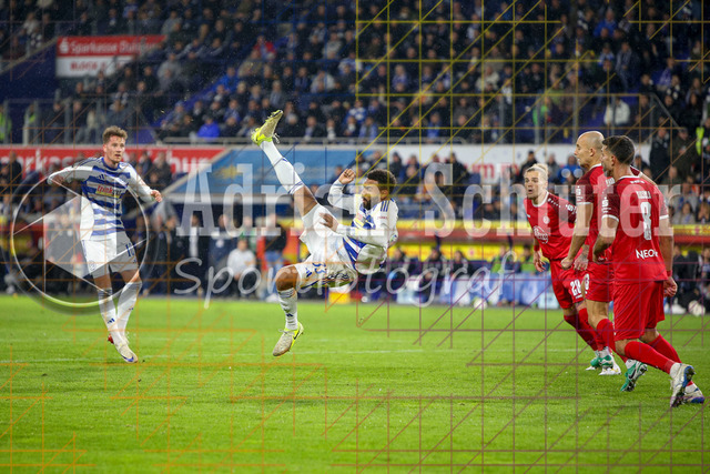 MSV Duisburg vs Rot-Weiss Essen - 3. Liga | Duisburg, Deutschland, 26.10.25:   Jesse Edem Tugbenyo (MSV Duisburg) akrobatisch in der Luftwaehrend des Spiels der 3. Liga MSV Duisburg vs Rot-Weiss Essen in der schauinsland-reisen-arena(Foto von Brauer-Fotoagentur / Adrian Schlueter)