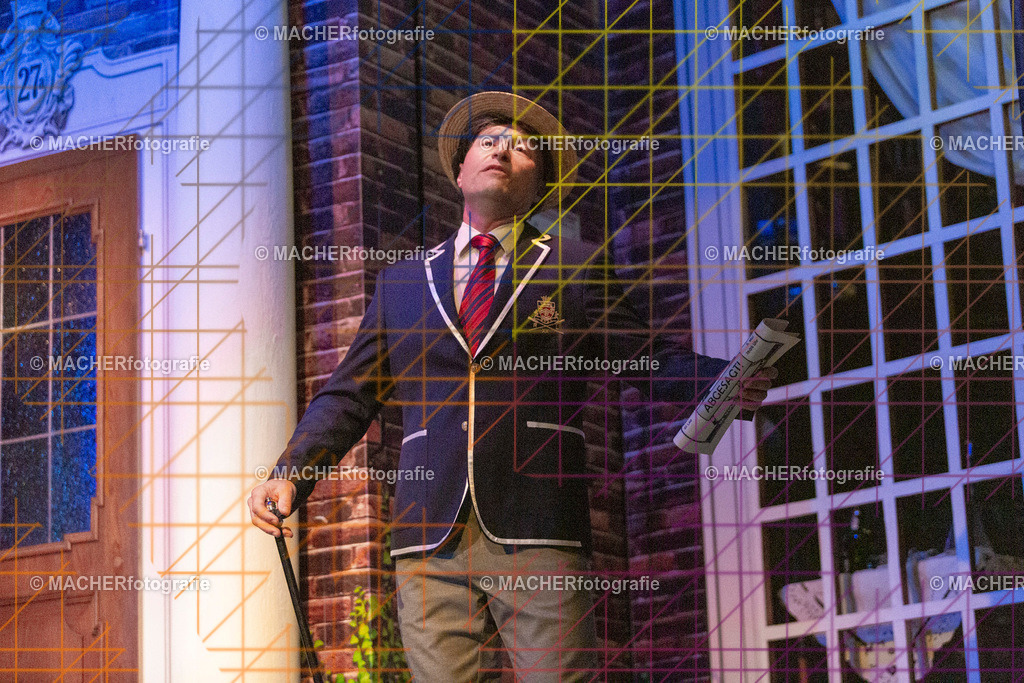 290_MFL-2025 | Portraitbilder von Regisseur; Darsteller; Techniker; Maske; Kostüme; Chor; Musiker; Bilderserie der Generalprobe und der Premierenvorstellung, Szenenbilder; Ausdrucksstudien; Bühnenüberblick; Bühnenkulissen; Pressefotos inkl. Redaktionsfoto Darstellergruppe.