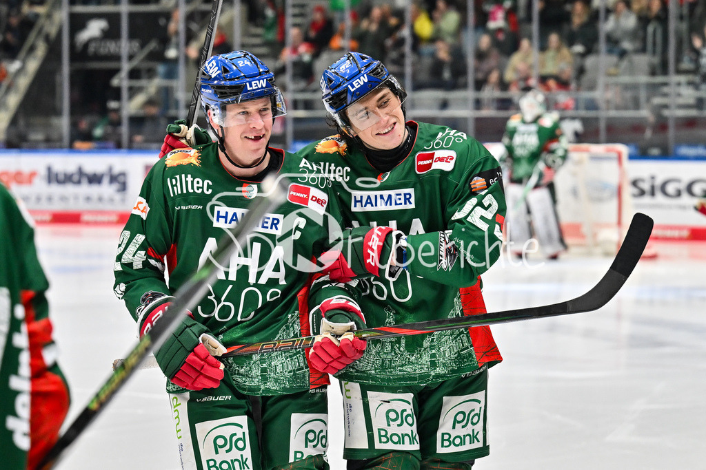 Augsburger Panther - Grizzlys Wolfsburg | AUGSBURG, GERMANY - 15. MARCH: Jubel der Panther nach dem Treffer zum 3-4 durch T. J. TREVELYAN (Augsburger Panther 24) / Tor / Torschuetze / Freude / Happy während dem Match zwischen den Augsburger Panthern und den Grizzlys Wolfsburg am 52. Spieltag der Penny DEL im Curt Frenzel Stadion / Enrico HENRIQUEZ (Augsburger Panther 52)