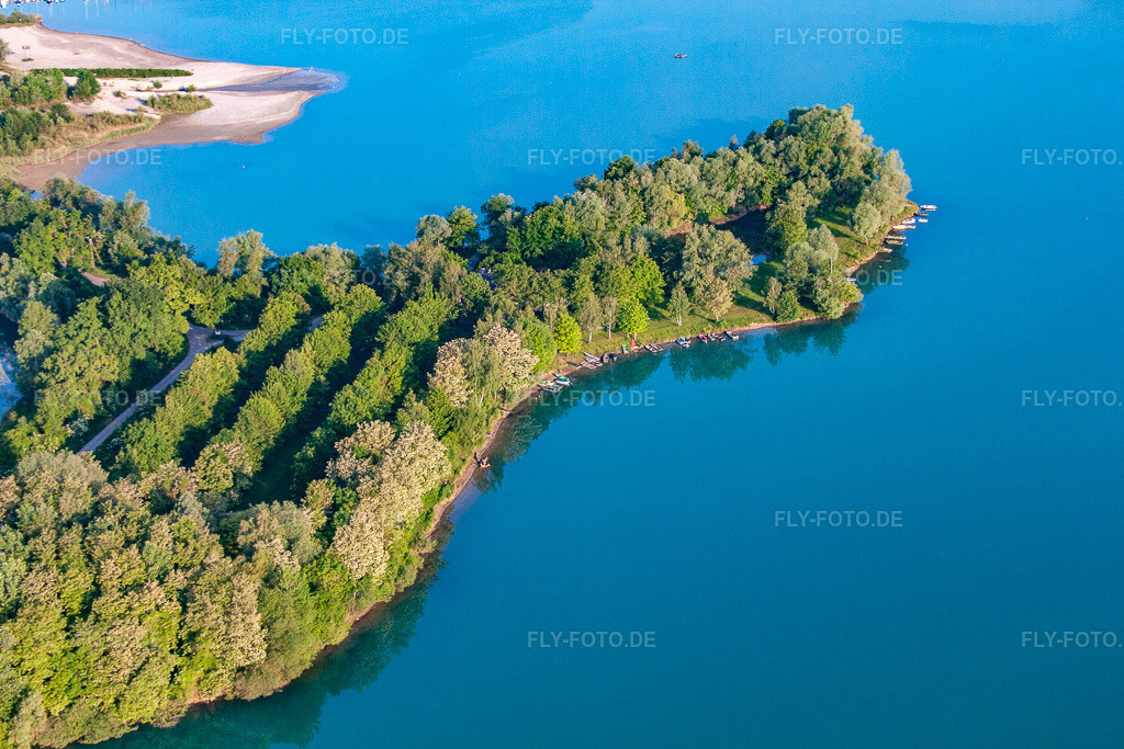 Luftbild: Fischerboote und Strand am Badesee Giessen im Ortsteil Liedolsheim in Dettenheim im Bundesland Baden-Württemberg in Deutschland. Foto: IMG_64857.jpg vom 18.05.2014 durch Werner Riehm/FLY-FOTO.de