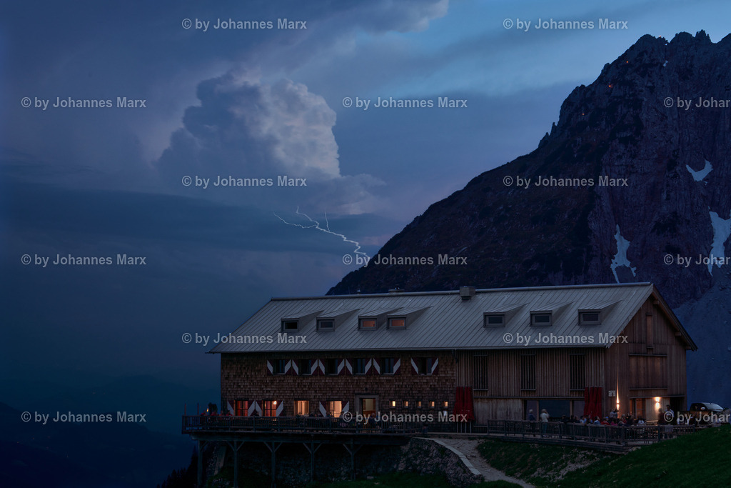 Berggewitter an der Gruttenhütte | Professionelle Landschaftsfotografie, Inneneinrichtung, Kunst für Ihre Wohnung, Kanzlei, Praxis oder als Geschenk. Aussuchen und einfach liefern lassen. Raumgestaltungsberatung auf Anfrage. - Realisiert mit Pictrs.com
