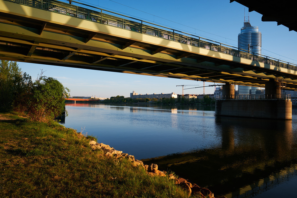 Blick auf den Georg-Danzer-Steg und den Millenniums-Tower | Wien, Austria - April 23, 2020: Donauinsel; Blick auf den Georg-Danzer-Steg und den Millenniums-Tower. - Realisiert mit Pictrs.com