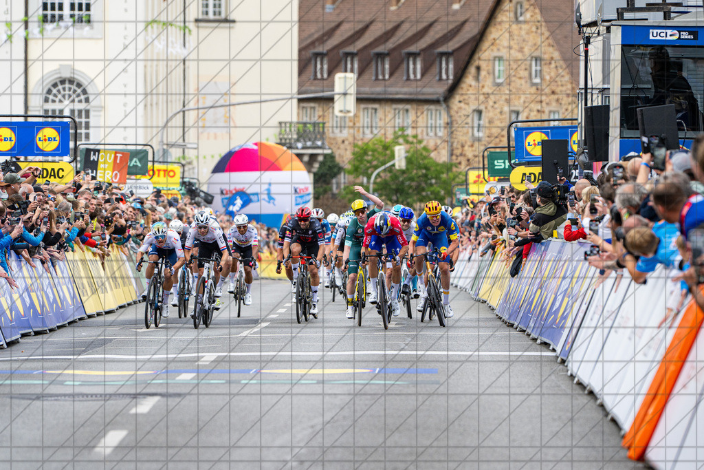 DeutschlandTour 2025 | Etappe 3 - Kassel (Ziel) | Zielsprint 3. Etappe.//  23.08.25: DeutschlandTour 2025 | Etappe 3 - Kassel (Ziel) / Arnsberg / Deutschland  //   CREDIT:www.bullenfotos.de, Martin König, Hörner Weg 40, D-49078 Osnabrück, +4917663732967 // Nutzung und Weitergabe nur zu den vereinbarten Zwecken. Presseanfragen an Ersteller. Alle Rechte beim Ersteller. Honorierung nach MFM. - Realisiert mit Pictrs.com