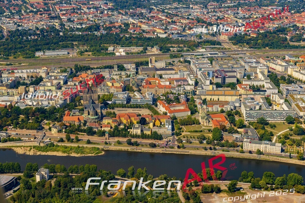 Klassische Luftaufnahme ohne Drohne zeigt:Schleinufer bei Magdeburg - Die Luftbildaufnahme wurde 2025 vom UL-Flugzeug heraus erstellt ( keine Drohnenaufnahme ) - Hochauflösende Luftaufnahme -Nicht vergleichbar mit Google Maps oder Satelittenbilder- Die Geschenkidee !Mit Lizenz und Bildrechte bestellbar