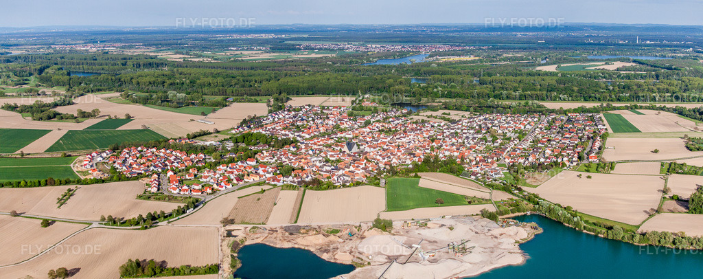 Luftbild: Panorama Perspektive der Ortsansicht der Straßen und Häuser der Wohngebiete in Leimersheim im Bundesland Rheinland-Pfalz in Deutschland. Foto: IMG_49990-Bearbeitet.jpg vom 01.05.2012 durch Werner Riehm/FLY-FOTO.deAuflösung des Originals: 7665 x 3037 px