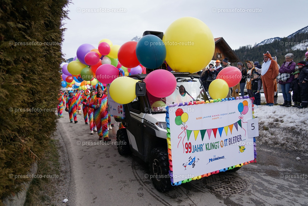 03-news-2023-Feb11-Fasching-Weissenbach-DSC01668 | Info aus dem Bezirk Reutte/Ausserfern Tirol sowie eine umfangreiche Bilddatenbank über die gesamte Region: Lechtal, Talkessel Reutte, Tannheimertal, Zwischentoren. Lech, Plansee, Zugspitze, Grenztunnel, B179, Fernpassstraße, Verkehr, Lawinen, Tradition, - Realisiert mit Pictrs.com
