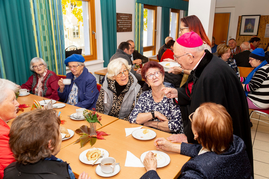 Festmesse-108 | Fotodoku der Festmesse anläßlich der Seligsprechung von Maria Theresia LEDOCHOWSKA 1975, zelebriert von Altbischof DDr. Klaus Küng und Pfarrer Mag. Zenon PAJAK in der Pfarrkirche Loosdorf. 