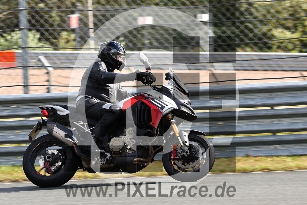 0021-20250915_00127 | Schöne Erinnerungen an spannende Momente - das festzuhalten ist unser Job. PIXELrace.de ist seit 2003 auf den Rennstrecken Europas unterwegs um die Action draußen beim Fahren und die wunderbare Stimmung imm Fahrerlager für euch einzufangen.