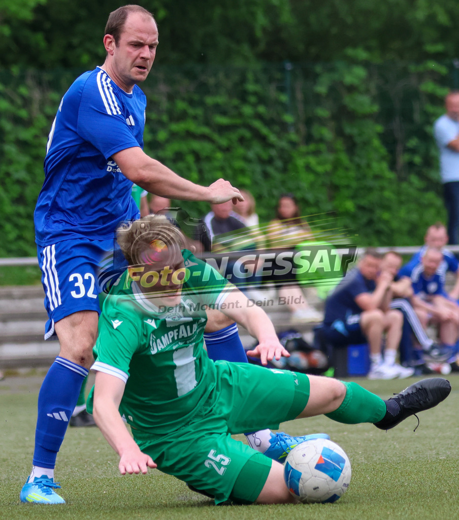 Bünder SV - SV Enger-Westerenger, | Auf dem Bild zu sehen: grün Bünder SV: Florian Finke ; blau SV Enger-Westerenger: Tim Rogalski Bünder SV, SV Enger-Westerenger, Saison 25/26, Kreisliga A, Bünde, Deutschland - Realisiert mit Pictrs.com