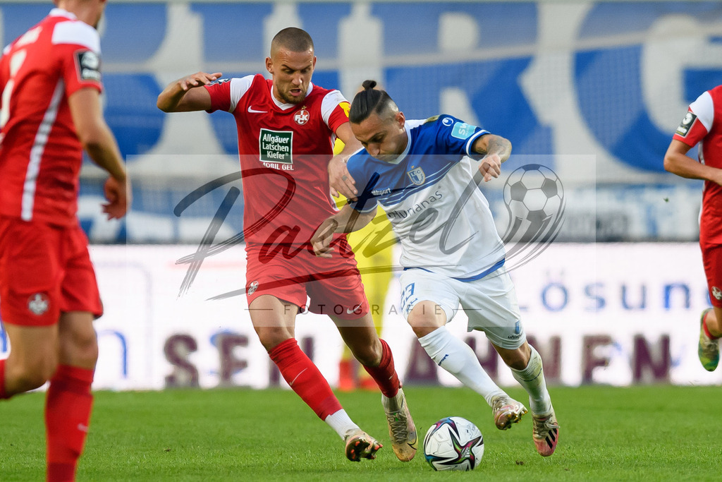 FCMFCK20210904_052 | Fussball, Herren: Rene Klingenburg (1. FC Kaiserslautern) und Barıs Atik (1. FC Magdeburg) im Zweikampf beim Spiel der 3. Liga zwischen 1. FC Magdeburg und 1. FC Kaiserslautern in der MDCC-Arena am 04.09.2021 in Magdeburg, Deutschland.DFB / DFL REGULATIONS PROHIBIT ANY USE OF PHOTOGRAPHS AS IMAGE SEQUENCES AND/OR QUASI-VIDEO. - Realisiert mit Pictrs.com