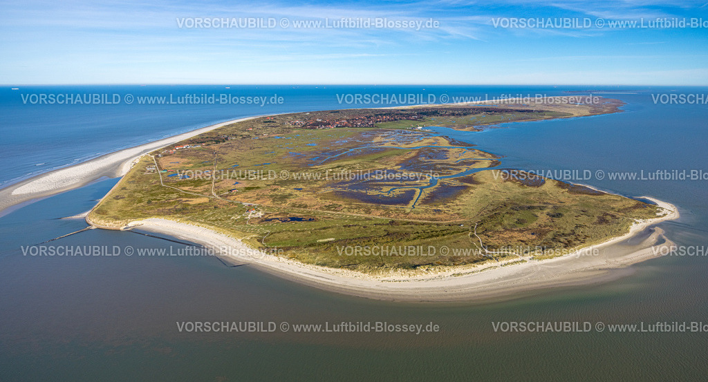 Wittmund251105836Spiekeroog | Luftbild, Gesamtansicht Ostfriesische Insel Spiekeroog, Westergroen Gebiet und Hafen mit Fähranleger, Fernsicht und blauer Himmel mit Horizont, Spiekeroog, Norddeutschland, Ostfriesland, Niedersachsen, Deutschland