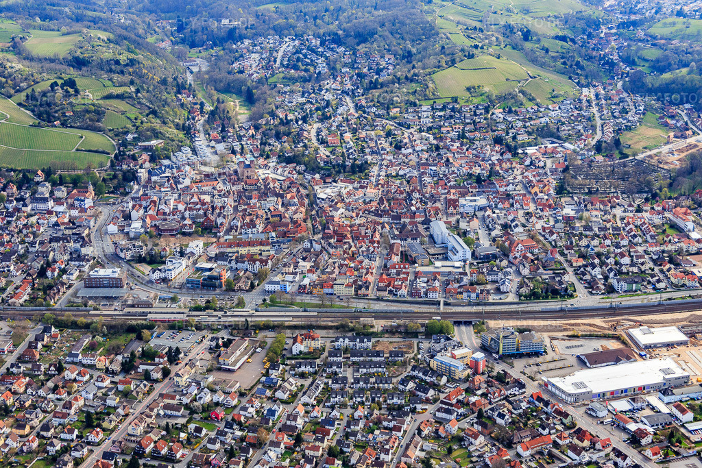 Luftbild: Stadtübersicht mit Bahnlinie aus Westen in Bensheim im Bundesland Hessen in Deutschland. Foto: IMG_077075.jpg vom 12.04.2015 durch Werner Riehm/FLY-FOTO.de