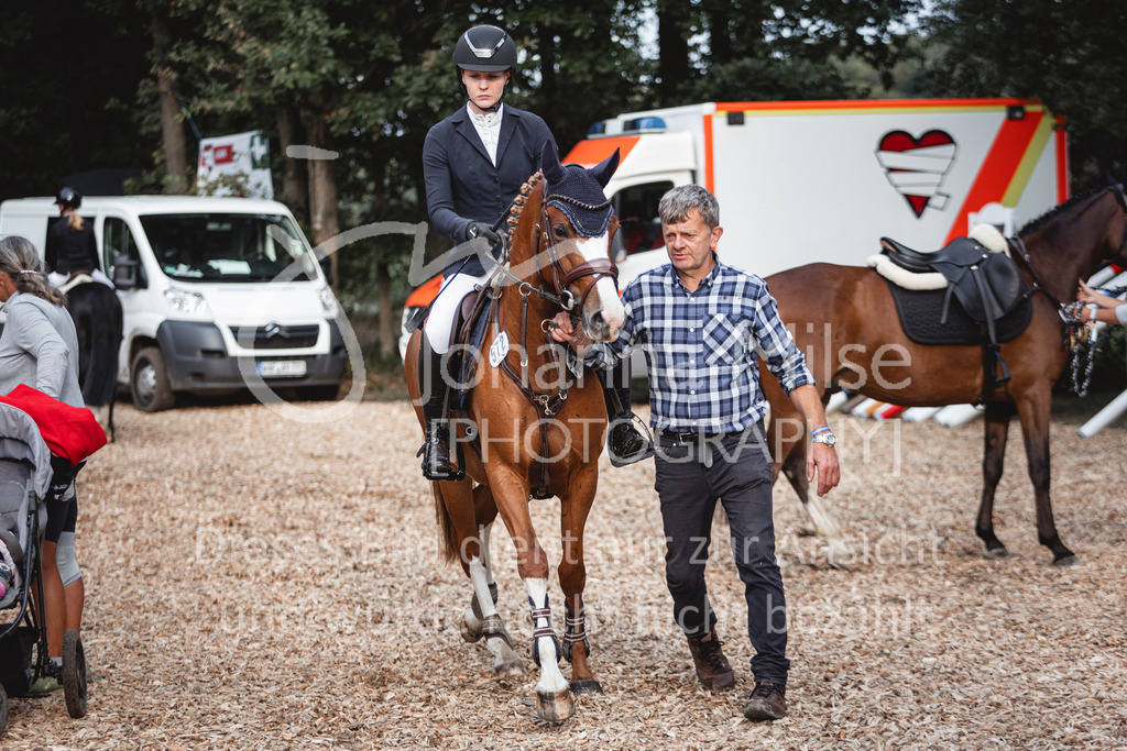 240906_BuCha_PonyA-5j-164 | Deine schönsten Turniermomente als professionelle Fotos! Entdecke hochwertige Pferdesport-Fotografie im Online-Shop. Jetzt Fotos finden & bestellen!