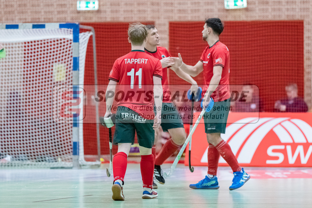 HK_20231216_107383 | 1. Bundesliga Herren  Crefelder HTC - Blau Weiß Köln am 16.12.2023 Sporthalle Glockenspitz, Krefeld , Lenjo Tappert ( Crefelder HTC #11 ) , Bachmann Lucas Maximilian ( Crefelder HTC #15 ) , Boomes Anton ( Crefelder HTC #23 )