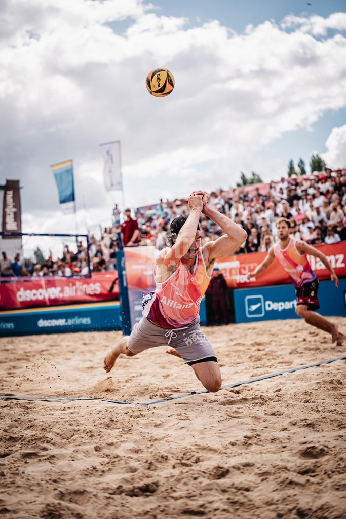 Beachvolleyball | Männer | Allianz German Beach Tour 2025 | Tourstop Berlin | 24.08.2025 | Jannik Kühlborn rettet den Ball