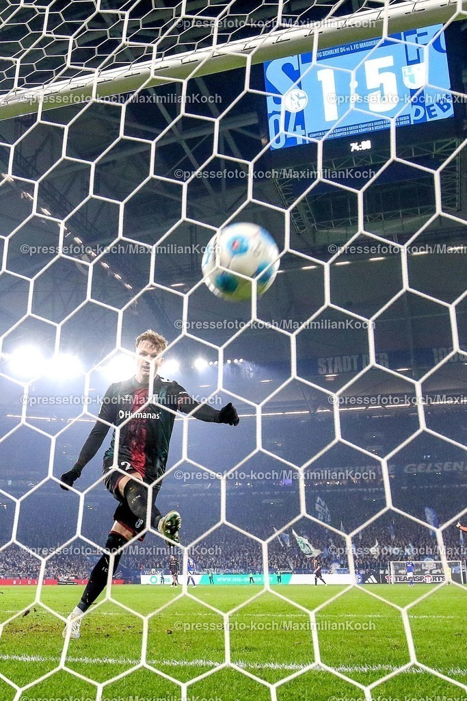 S0401022501104 | 01.02.2025, Fußball, FC Schalke 04 - 1. FC Magdeburg, 2.. Fußball Bundesliga, 20. Spieltag, Veltins-Arena Gelsenkirchen, Saison 2024 2025: Philipp Hercher (1.FC Magdeburg #27) shießt nach dem Treffer von Martijn Kaars (1.FC Magdeburg #9) zum 5:1 den Ball nochmal ins Tor DFB regulations prohibit any use of photographs as image sequences and or quasi-video.