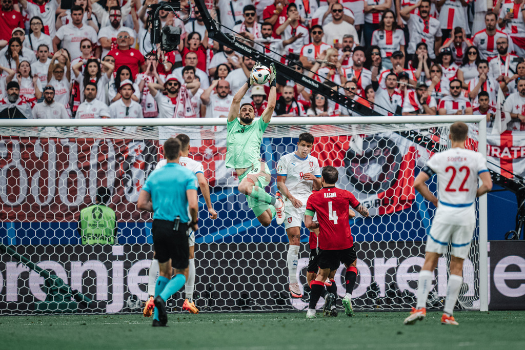 Fußball | Herren | UEFA-Fußball-Europameisterschaft 2024 | Gruppe F | Georgien vs. Tschechien | 22.06.2024 | Giorgi Mamardashvili (#25, Georgien) fängt den Ball