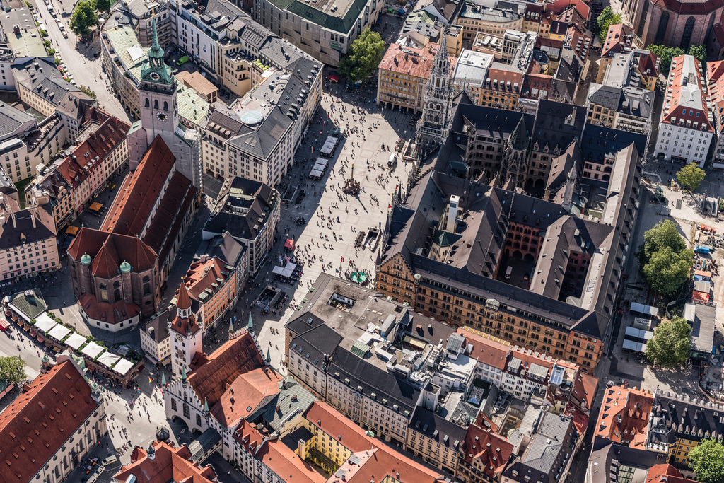dr__dsc9131.jpg | MüNCHEN 07.05.2018 Frauenkirche im Altstadt- Zentrum von München im Bundesland Bayern. Der dreischiffige spätgotische Backsteinbau ist ein bedeutendes Wahrzeichen der Landeshauptstadt. Der Dom zu Unserer Lieben Frau ist auch als Liebfrauendom bekannt. Weiterführende Informationen bei: Staatliches Bauamt München 1. // Church building of the Frauenkirche in the old town in Munich in the state Bavaria, Germany. Further information at: Staatliches Bauamt Muenchen 1. Foto: Daniel Reiter