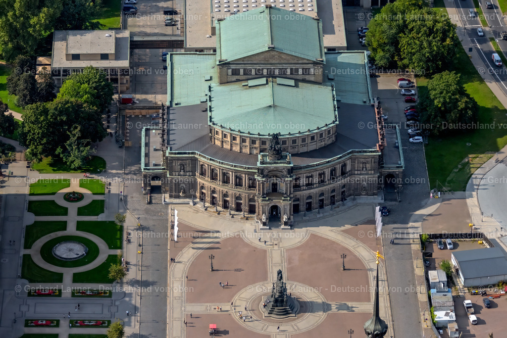 4060956 | DRESDEN 07.09.2021 Semperoper am Theaterplatz in Dresden im Bundesland Sachsen, Deutschland. Das Opernhaus wurde von dem Architekten Gottfried Semper entworfen.
