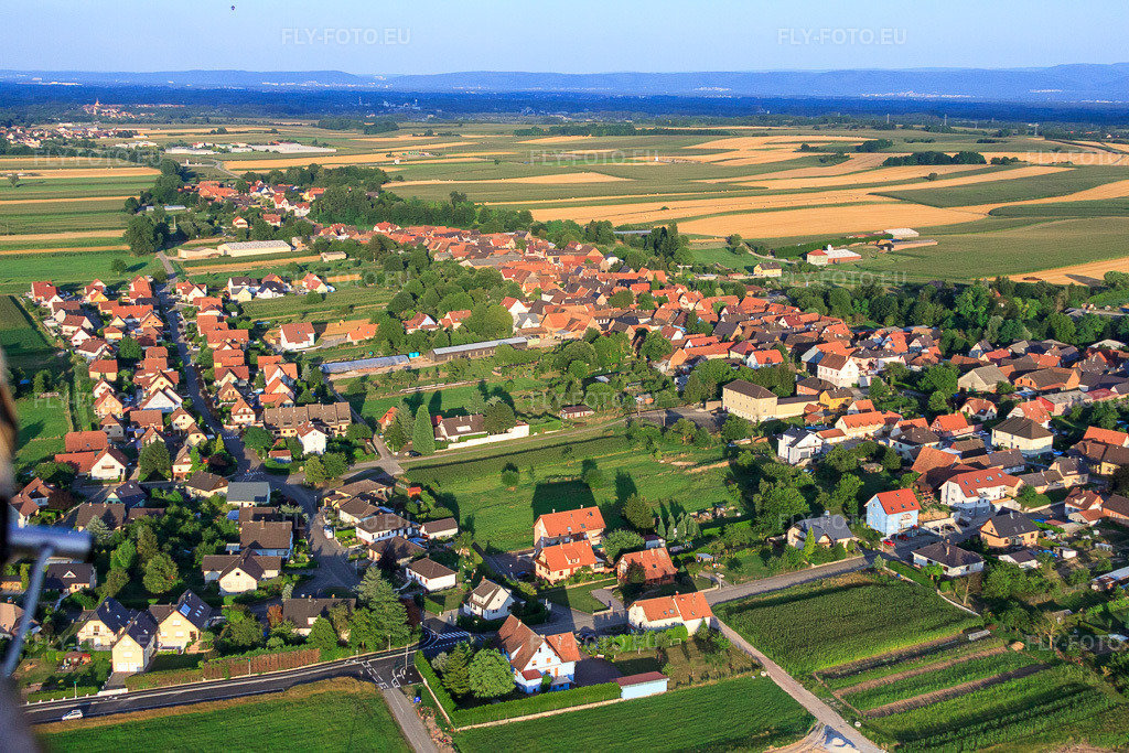 Vue aérienne: Vue de la ville depuis l'ouest à Niederlauterbach dans le département Bas Rhin, France – .Photo: IMG_59080.jpg prise le 04/08/2013 par Werner Riehm/FLY-FOTO.eu – Résolution de l'original: 4752 x 3168 px