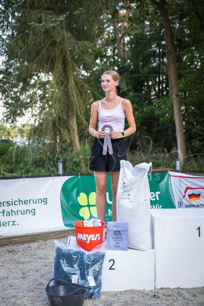 Siegerehrung_2026-06-27_27 | Stimmungsvolle Fotografie von Pferden, fotografische Begleitung von Veranstaltungen, Golfturnieren und Distanzritten - Realisiert mit Pictrs.com
