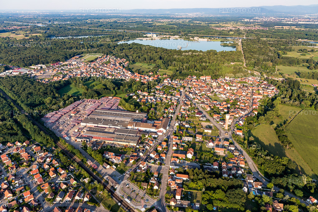 Aerial view: Factory premises of the Wienerberger brickworks in Seltz in the state Bas-Rhin, France. – Photo: IMG_109157.jpg taken on 07/25/2018 by Werner Riehm/FLY-FOTO.com – Resolution of the original: 5472 x 3648 px