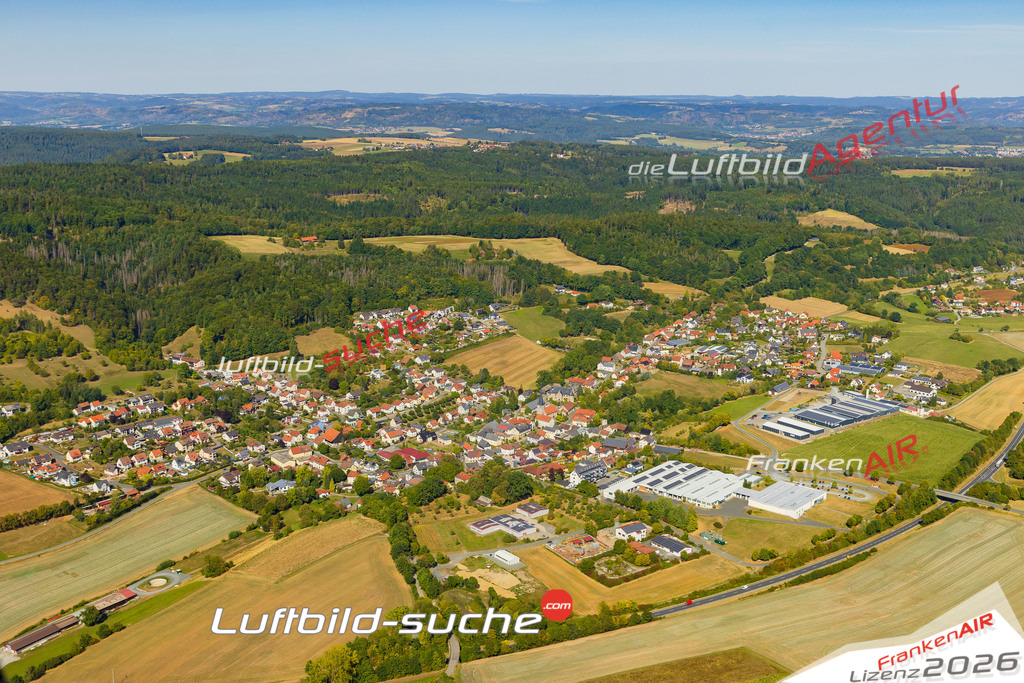 Klassische Luftaufnahme ohne Drohne zeigt:Schmölz bei Küps - Die Luftbildaufnahme wurde 2025 vom UL-Flugzeug heraus erstellt ( keine Drohne ) - Hochauflösende Luftaufnahme -Nicht vergleichbar mit Google Maps oder Satelittenbilder- Die Geschenkidee !Mit Lizenz und Bildrechte bestellbar