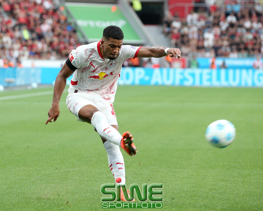 1.Fussball-Bundesliga  :    Bayer 04 Leverkusen--RB Leipzig   2.Spltg. | 31.08.2024.2024; Fussball; GER;  Saison 2024/2025 ; 1.Bundesliga;  2.Spieltag. :  Bayer 04 Leverkusen-- RB Leipzig  :    Benjamin Henrichs (39/RBL)flankt und Kevin Kampl (44/RBL)  vollendet zum 2:1.DFL REGULATIONS PROHIBIT ANY USE OF PHOTOGRAPHS AS IMAGE SEQENCES AND/OR QUASI-VIDEO. - Realisiert mit Pictrs.com