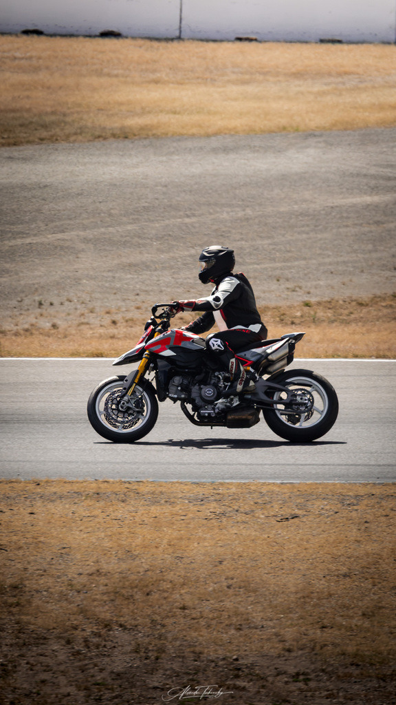 Ducati Trackday Hockenheimring 2026 | Entdecken Sie die faszinierende Welt von Alexander Tschuncky Arts: Kreative Fotografie, atemberaubende Automobilkunst und hochwertiger Bilderdruck. Lassen Sie sich inspirieren! - Realisiert mit Pictrs.com