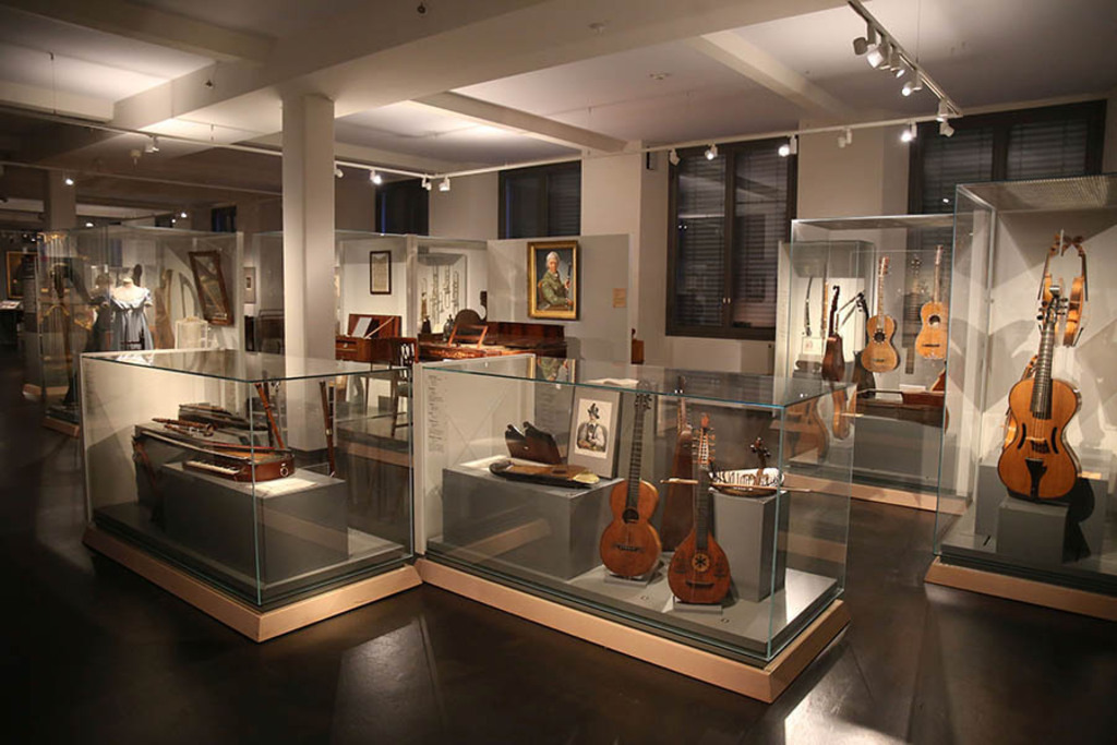 GRASSI Musikinstrumentenmuseum der Universität Leipzig | Das Team hinter BILDLEXIKON LEIPZIG bündelt historische wie aktuelle Informationen über die Stadt Leipzig in Text und Bild auf einer Plattform und stellt diese der interessierten Öffentlichkeit zur Verfügung.