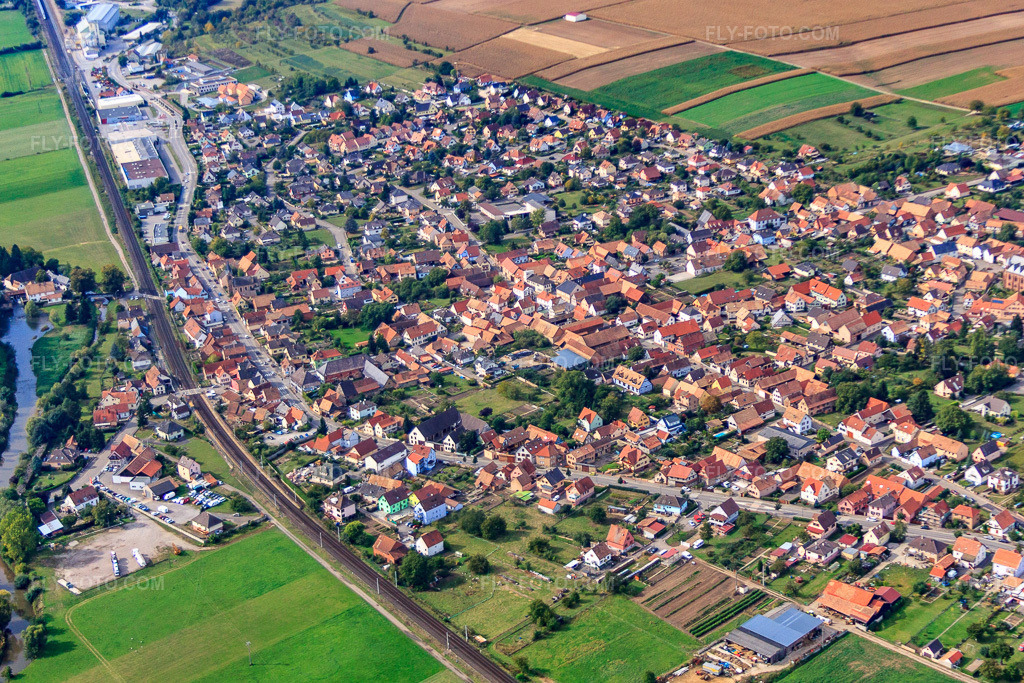Aerial view: View of the town from the southeast in Schwindratzheim in the state Bas-Rhin, France. – Photo: IMG_53559.jpg taken on 09/30/2012 by Werner Riehm/FLY-FOTO.com – Resolution of the original: 4349 x 2899 px