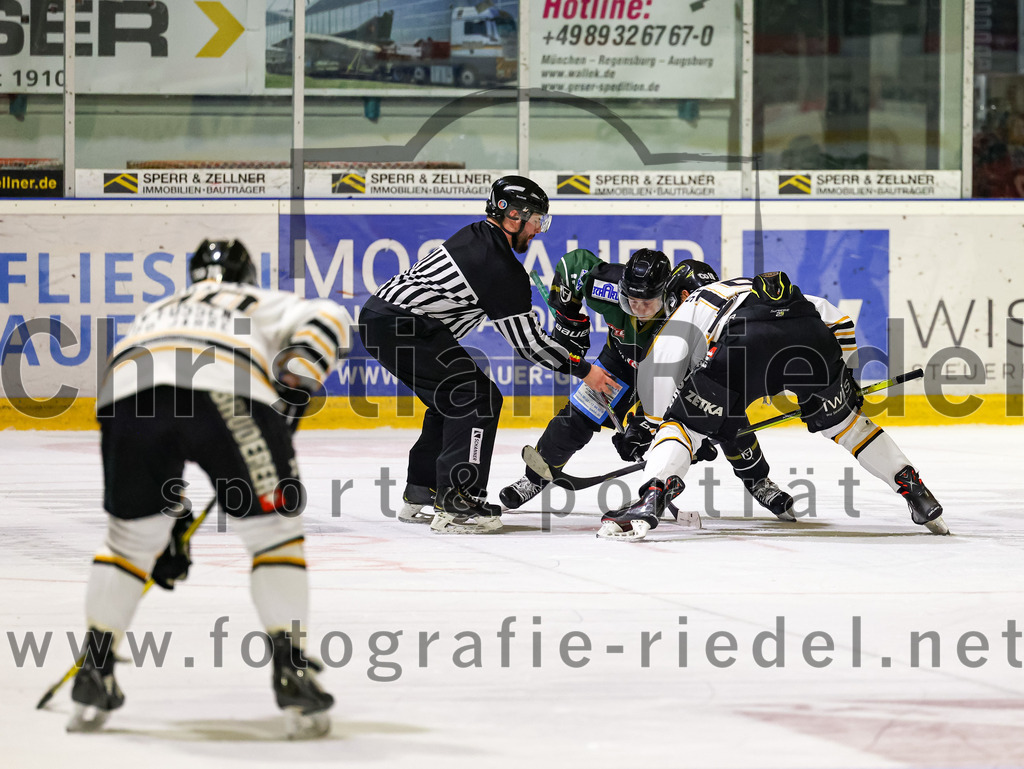 2022-09-23_123_TSV_Erding_gegen_EV_Fuessen | Erding, Deutschland, 23.09.2022:
Eishockey, Bayernliga 2022 / 2023, Testspiel, TSV Erding gegen EV Füssen, Endergebnis: 1:3

Sebastian Busch (Erding Gladiators, #11), Julian Straub (EV Füssen, #19)

Foto: Christian Riedel / fotografie-riedel.net